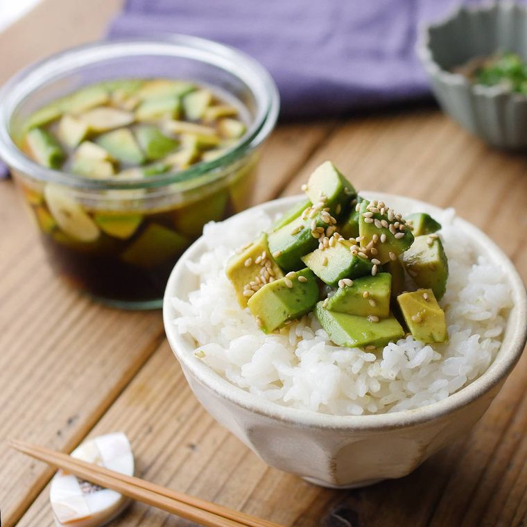 茶碗に入ったごはんにアボカドのめんつゆ漬けが盛られている