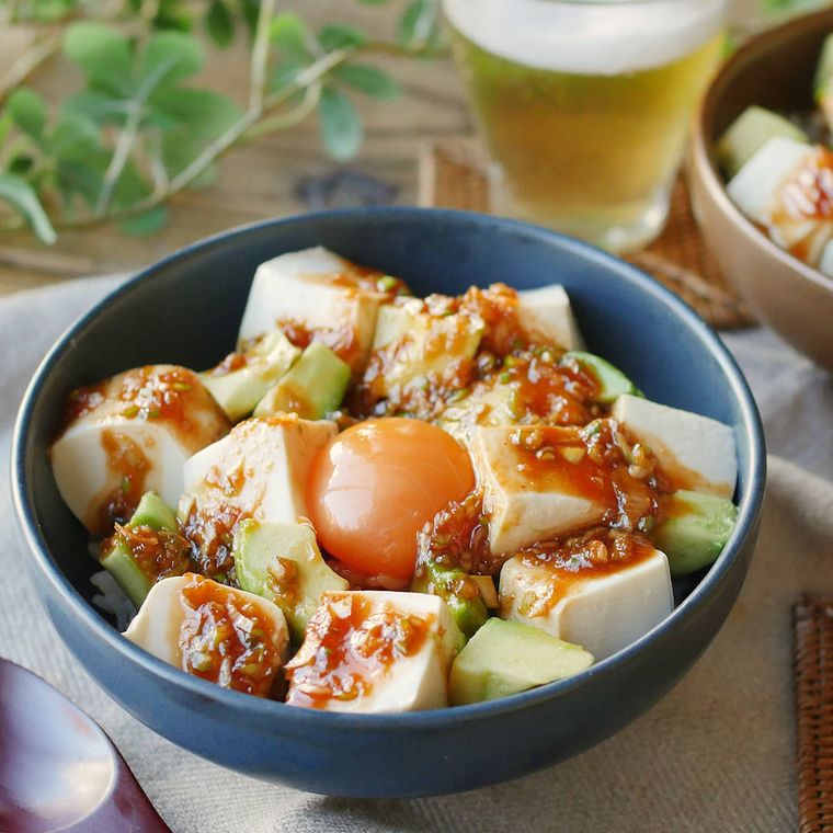 紺色の皿に入った豆腐とアボカドのとろとろ旨辛ユッケ風丼