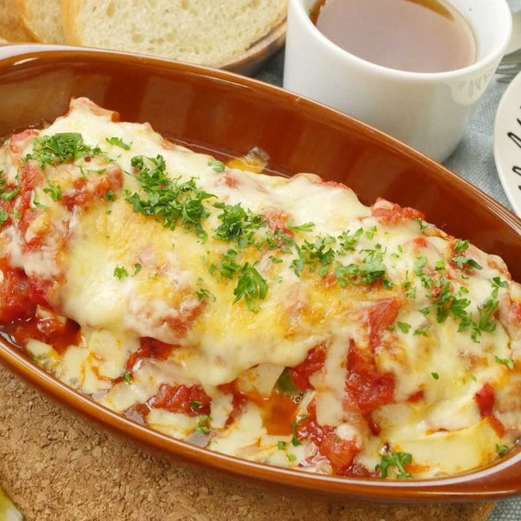 茶色の器に入ったアボカドと豆腐のトマトグラタン