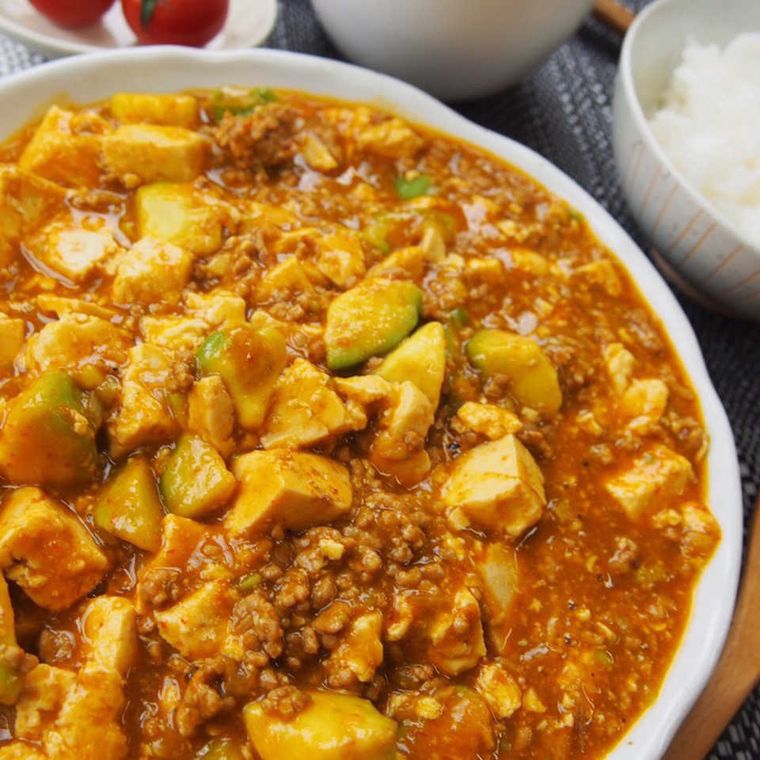 白い皿に盛られた麻婆アボカド豆腐