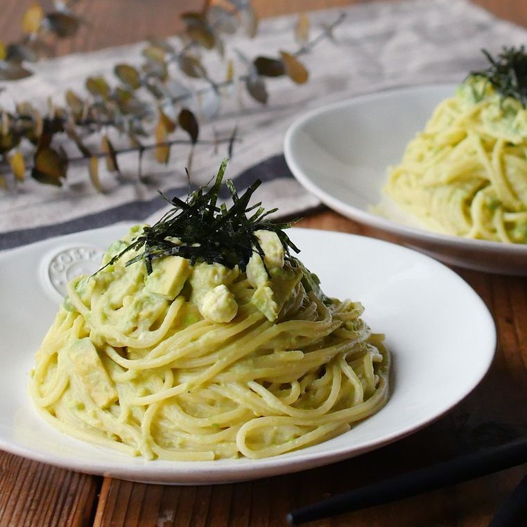 白い皿に盛られたアボカドの和風クリームパスタ
