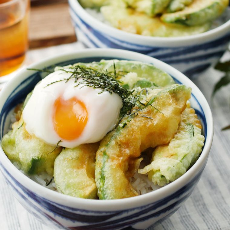 柄つきの器に入ったアボカド天丼