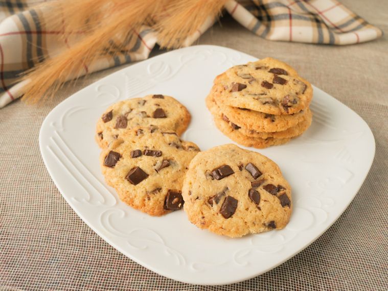 白い皿に盛られた本格的チャンククッキー