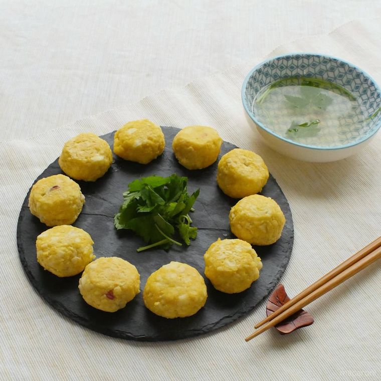 黒の皿に盛られたお豆腐のふわふわ明石焼き風