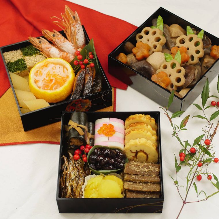 重箱に入った数種類のおせち料理