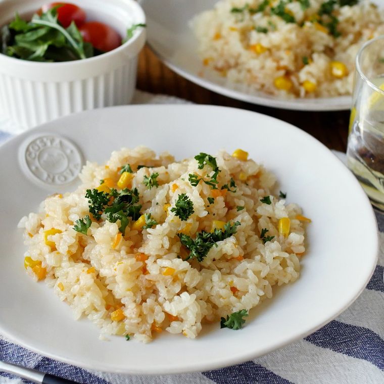 白い器に盛られている、えび風味の炊き込みピラフ