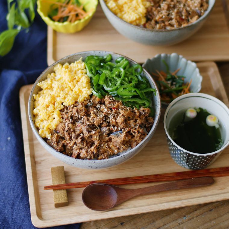 丼鉢に盛りつけられたさば味噌煮そぼろの3色丼とお吸い物など
