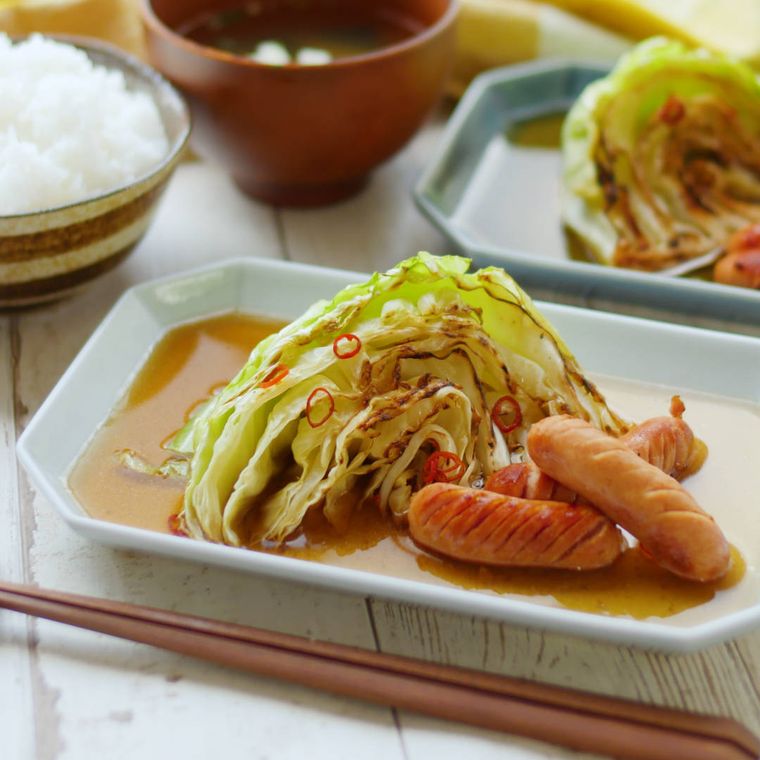 皿に盛りつけられたウインナーとキャベツステーキの焼きびたし