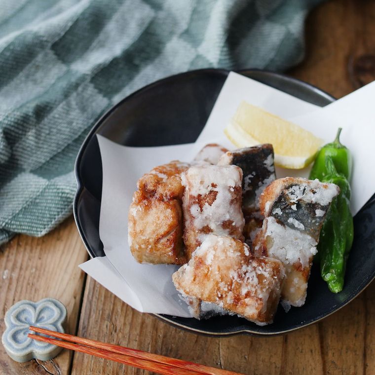 黒い器に盛り付けたさばの唐揚げ