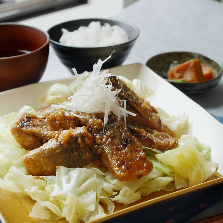 白い角皿に盛り付けた、さばのねぎみそ焼き