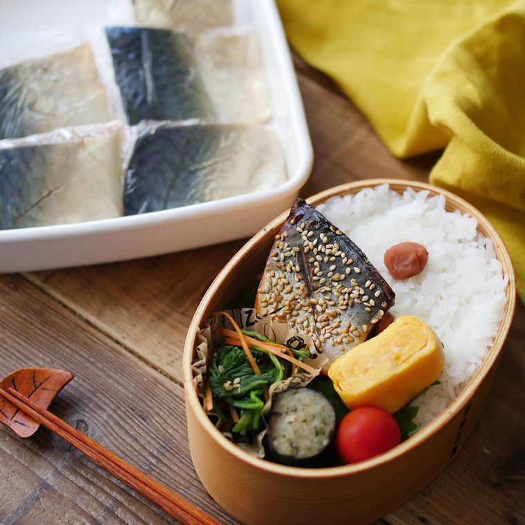 木のわっぱ弁当に入ったさばのみりん漬け