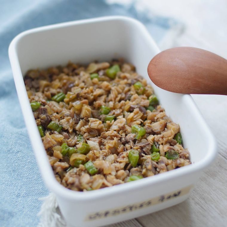 白い琺瑯容器に入ったさばそぼろ