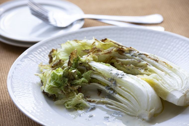 白い皿に盛り付けた白菜のグリルブルーチーズソース