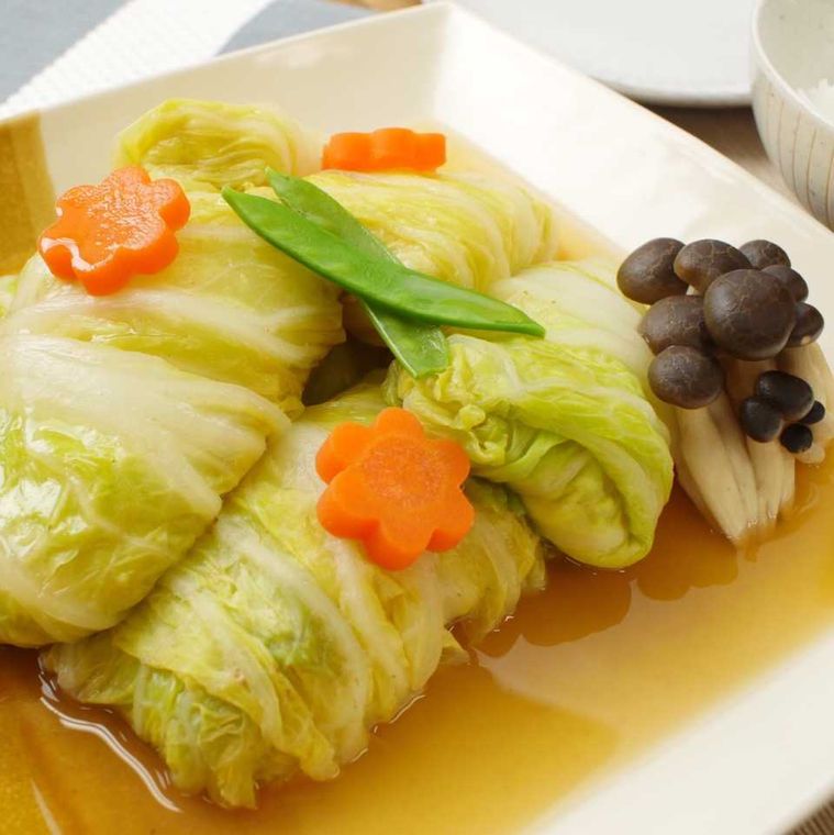 皿に盛り付けられた和風ロール白菜