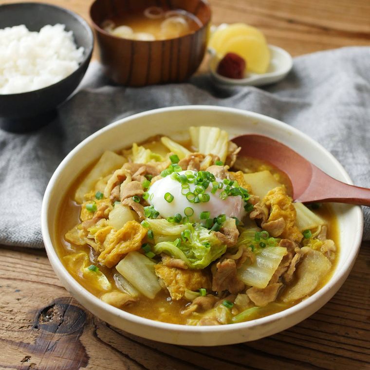 白い器に盛られた白菜と豚肉のカレー煮