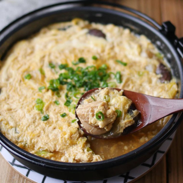 鍋に入ったふわふわ卵の親子鍋