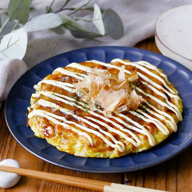 皿に盛り付けられた白菜のお好み焼き