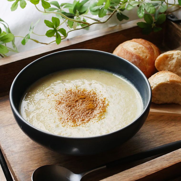 黒い器に入っているきのこの冷製ポタージュ