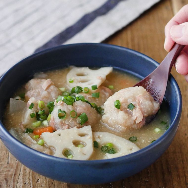 青い器に入ったれんこんのだんご汁