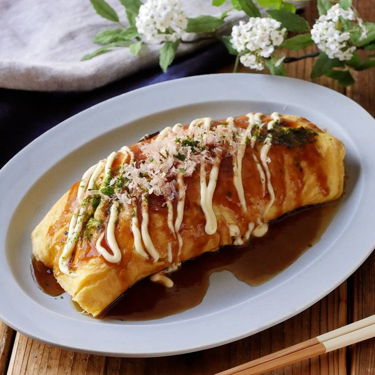 白い皿に盛られた豚肉とキャベツのとん平焼き