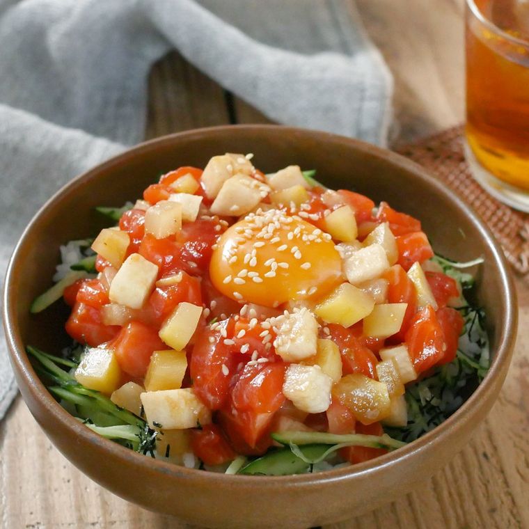 陶器の器に盛られた長芋ときゅうりのサーモンユッケ丼