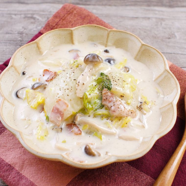 花びら模様の深皿に盛りつけられた白菜とベーコンのクリーム煮