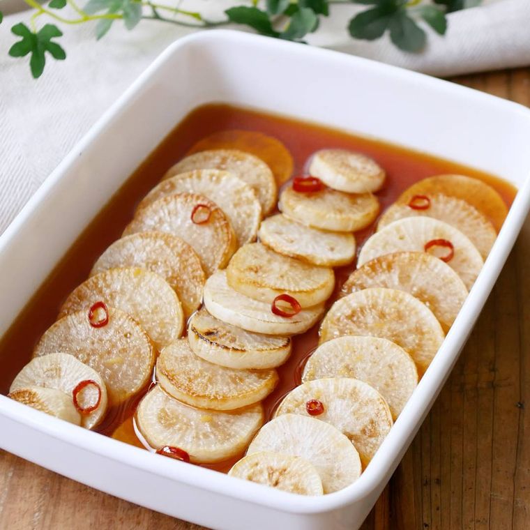 容器に入った大根の焼き浸し