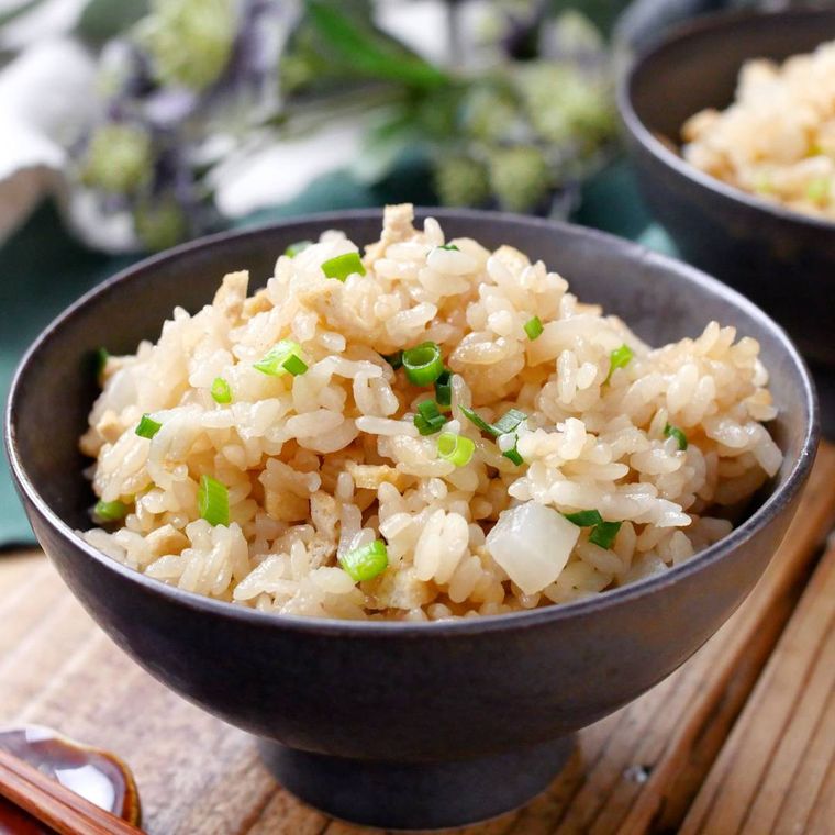 茶碗に盛り付けられた大根と油揚げの炊き込みごはん