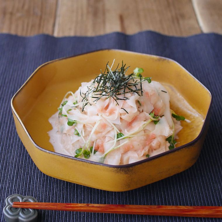 皿に盛り付けられたひらひら明太大根