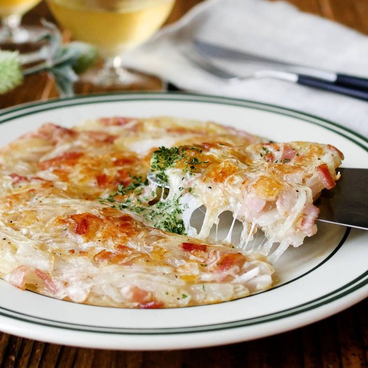 皿に盛り付けられたベーコンチーズのハッシュド大根