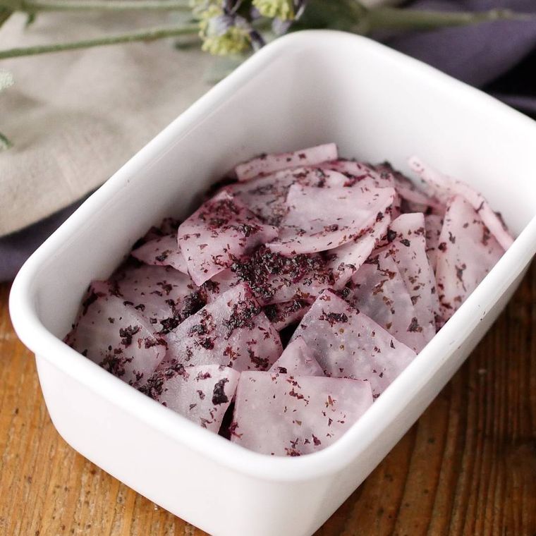 白い容器に入った大根のゆかり漬け