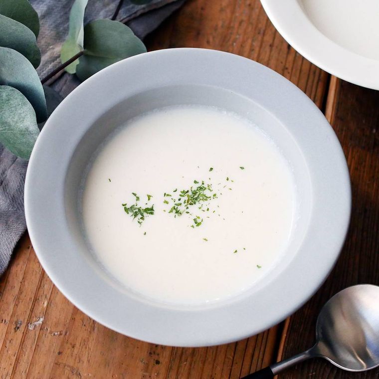 白い器に盛り付けられた大根のポタージュ