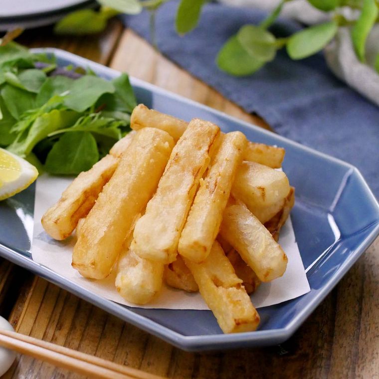 皿に盛り付けられたフライド大根