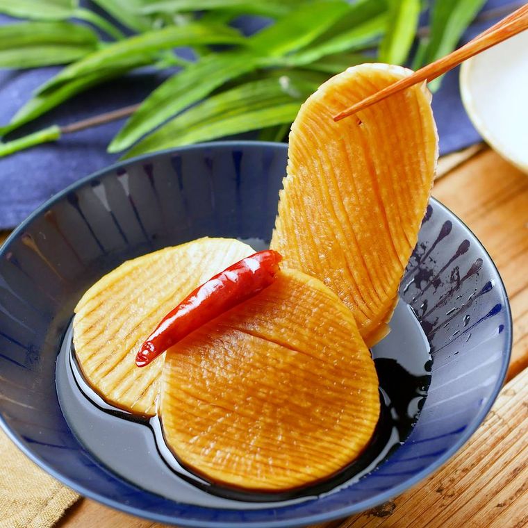 皿に盛り付けられた蛇腹大根の中華風しょうゆ漬け