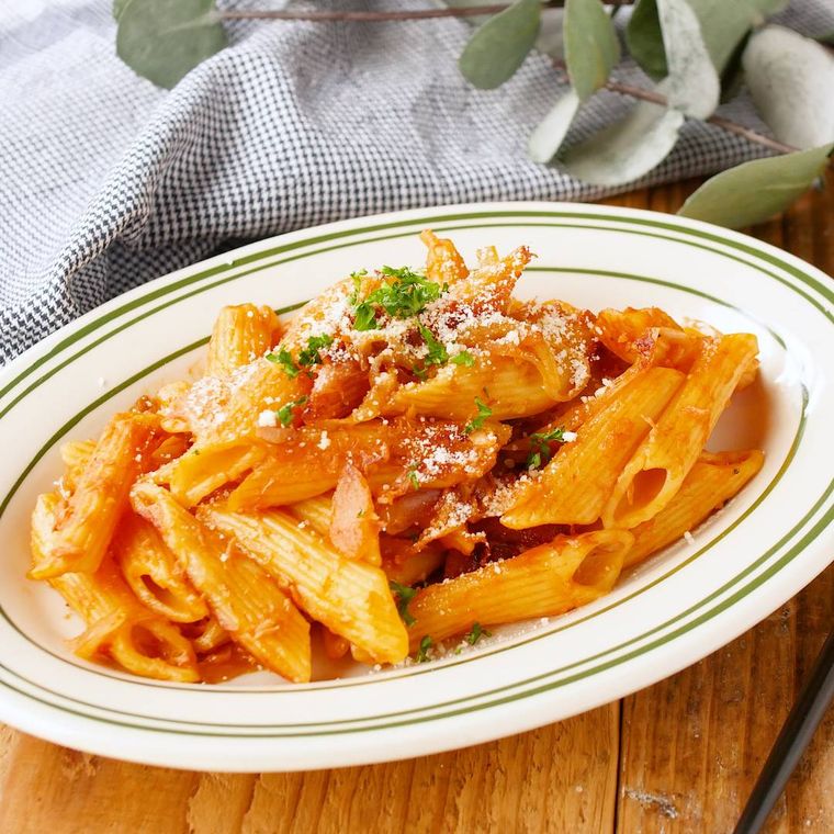 皿に盛られた炊飯器でツナトマトペンネ