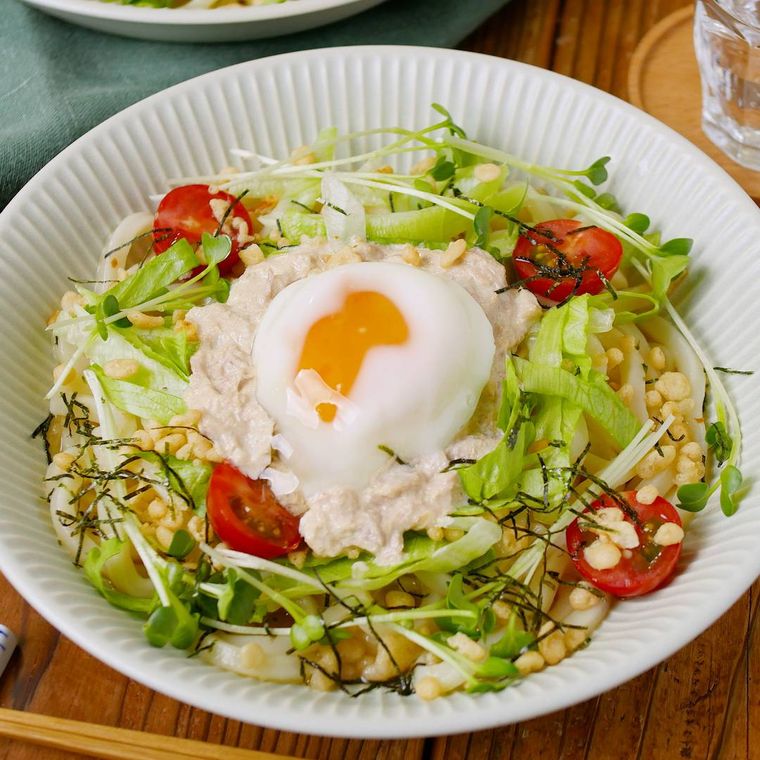 器に盛られたツナマヨ温玉サラダうどん