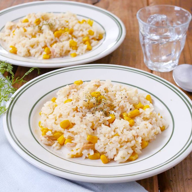 皿に盛られた炊飯器でツナコーンピラフ