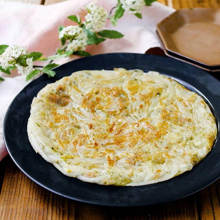 皿に盛られた玉ねぎとツナのチーズ焼き