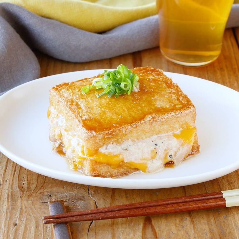 皿に盛られたツナメルト厚揚げ