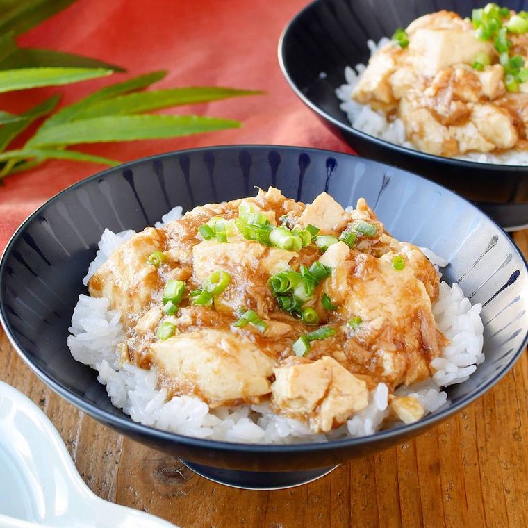 器に盛られた麻婆風ツナ豆腐丼
