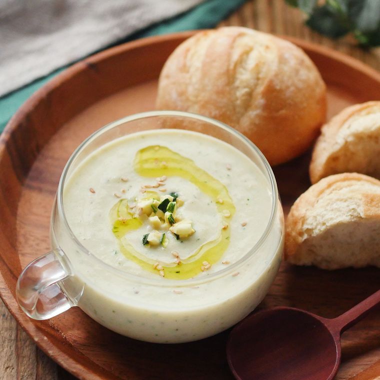 透明なカップに入った、冷製豆乳ポタージュ