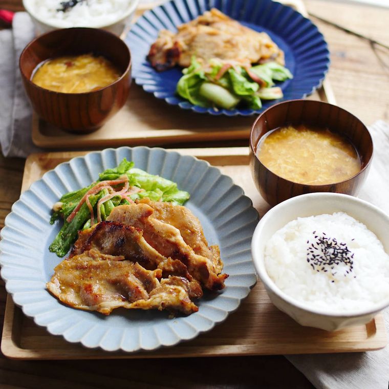 おぼんにのせられた生姜焼き定食
