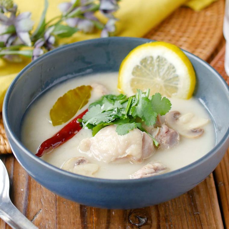 青い器に盛られたトムカーガイ