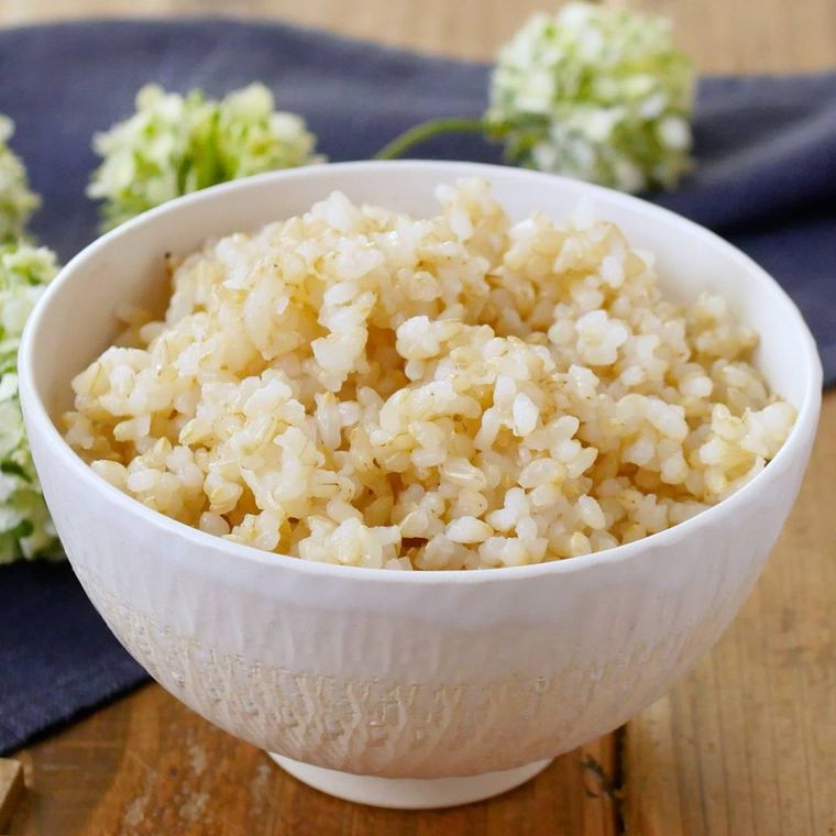 白い茶碗に盛られた玄米ごはん