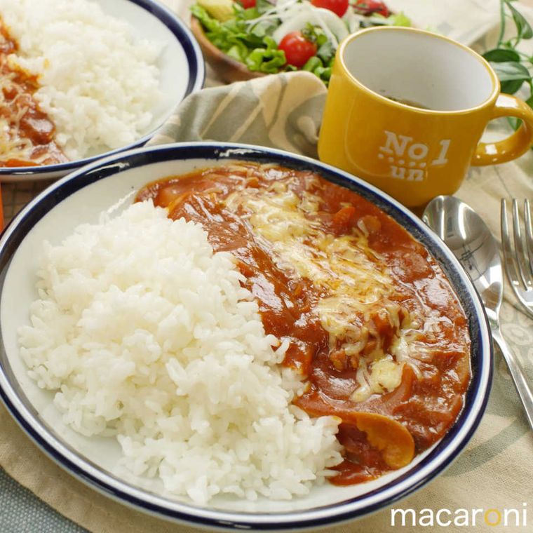 縁に青いラインが入った器に盛られたトマトジュースの無水カレー