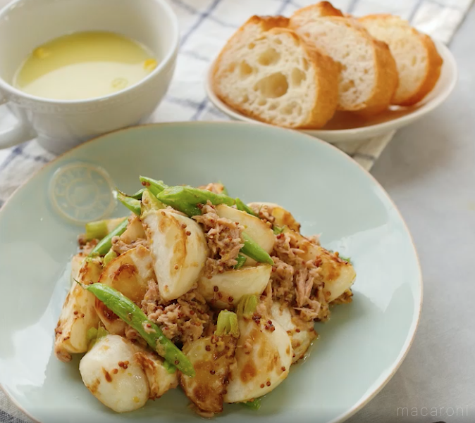 調理されたカブが盛られたお皿とバケット、スープ