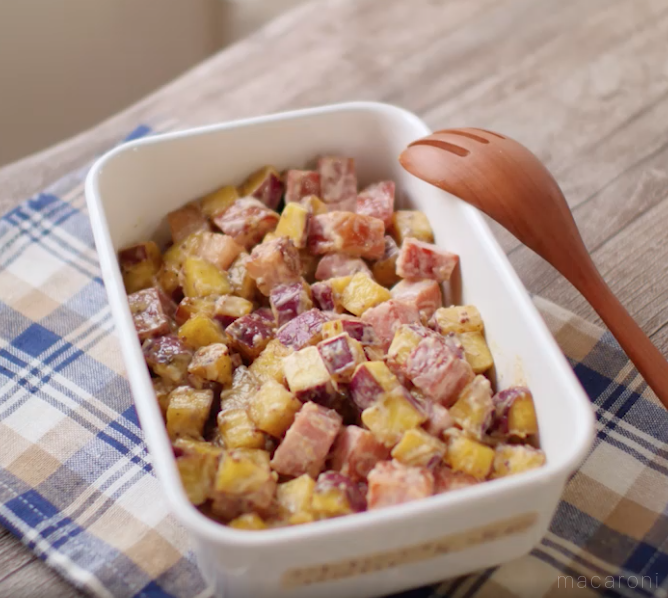 ホーローバットに入れられたサラダと木のフォーク