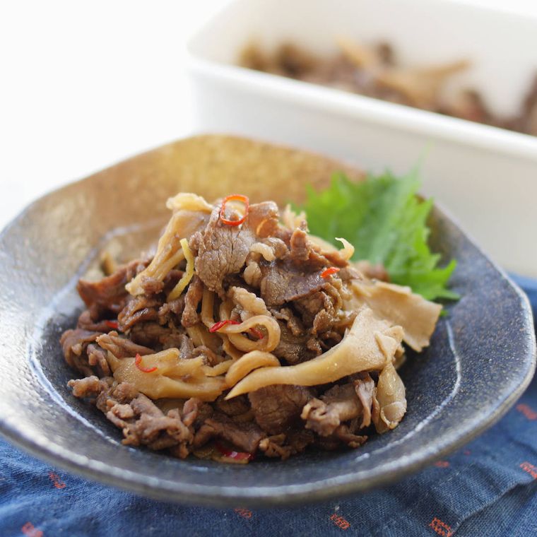 黒と金の皿に盛り付けた牛肉とまいたけのしぐれ煮