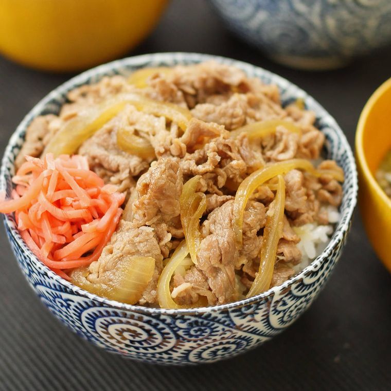 青い模様の器に盛り付けた牛丼