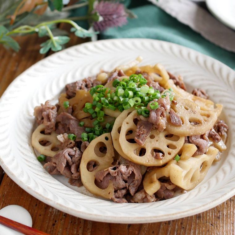 乳白色の皿に盛り付けたれんこんと牛肉の甘辛炒め